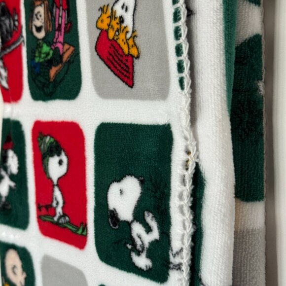 Peanuts Winter Reversible decorative Throw | Snoopy and the gang Christmas Throw - Picture 2 of 8